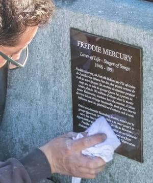 Restauro delle targhe sulla statua di Freddie Mercury