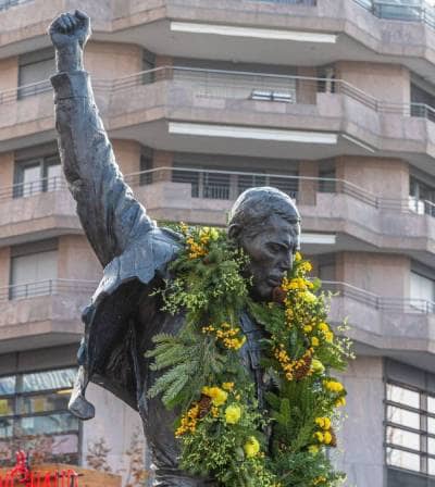 Décoration de la statue pour les 30ans de la disparition de Freddie Mercury