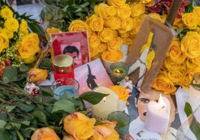 Décoration de la statue pour les 30ans de la disparition de Freddie Mercury