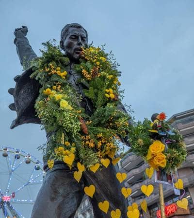 Décoration de la statue pour les 30ans de la disparition de Freddie Mercury