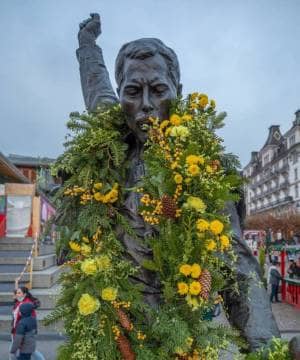 Decoration of the statue for the 30th anniversary of Freddie Mercury's passing.