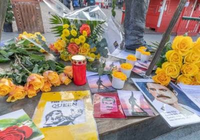 Décoration de la statue pour les 30ans de la disparition de Freddie Mercury