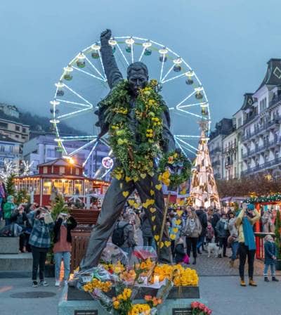 Décoration de la statue pour les 30ans de la disparition de Freddie Mercury