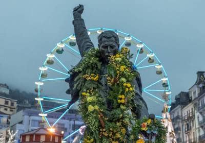 Décoration de la statue pour les 30ans de la disparition de Freddie Mercury