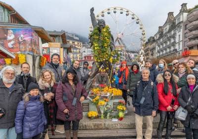 Décoration de la statue pour les 30ans de la disparition de Freddie Mercury