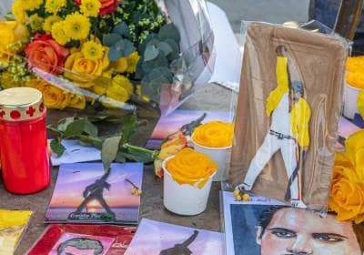 Décoration de la statue pour les 30ans de la disparition de Freddie Mercury