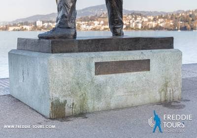 Pulizia della base della statua di Freddie Mercury
