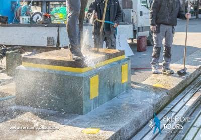 Pulizia della base della statua di Freddie Mercury