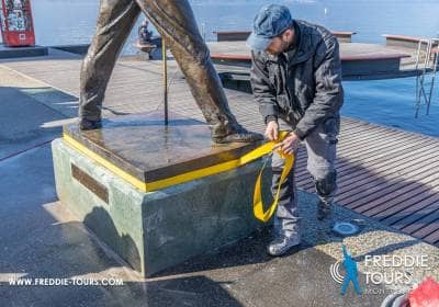 Pulizia della base della statua di Freddie Mercury