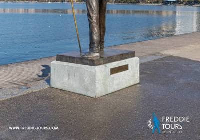 Pulizia della base della statua di Freddie Mercury