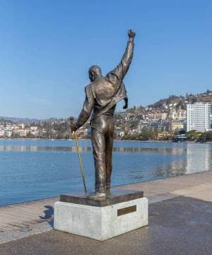 Cleaning the base of the Freddie Mercury statue