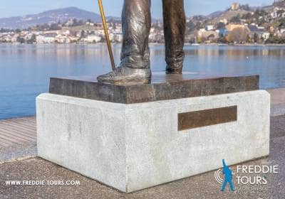 Pulizia della base della statua di Freddie Mercury