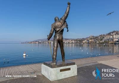 Pulizia della base della statua di Freddie Mercury
