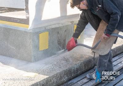 Pulizia della base della statua di Freddie Mercury