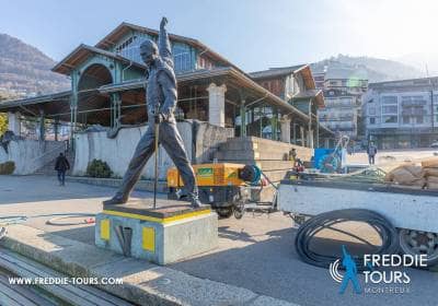 Pulizia della base della statua di Freddie Mercury