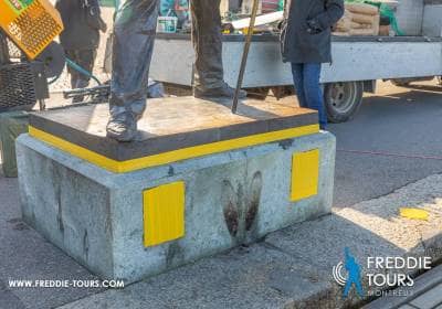 Pulizia della base della statua di Freddie Mercury