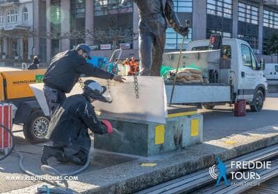 Pulizia della base della statua di Freddie Mercury