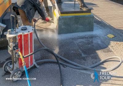 Pulizia della base della statua di Freddie Mercury
