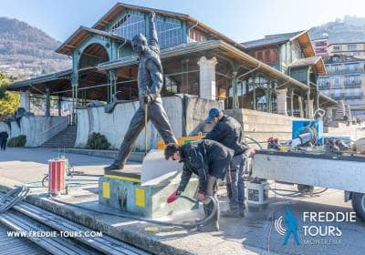 Pulizia della base della statua di Freddie Mercury