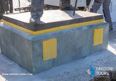 Pulizia della base della statua di Freddie Mercury