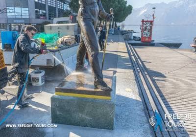 Pulizia della base della statua di Freddie Mercury