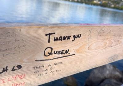 Messages de fans sur les barrières en face de la statue