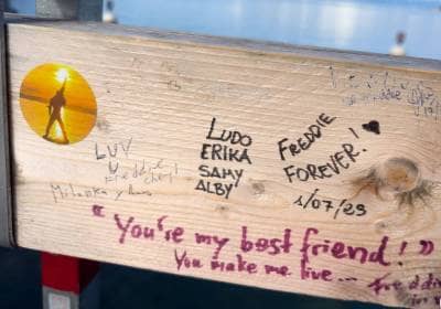 Messages de fans sur les barrières en face de la statue