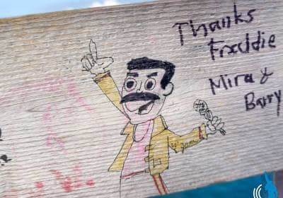 Messages de fans sur les barrières en face de la statue