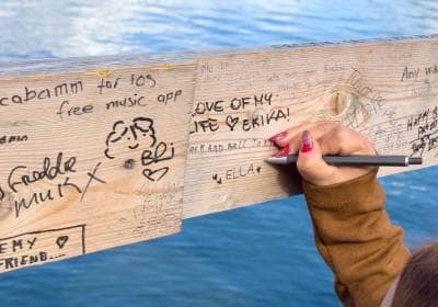 Messages de fans sur les barrières en face de la statue