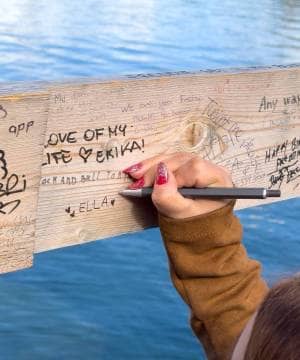 Messages de fans sur les barrières en face de la statue