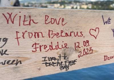 Messages de fans sur les barrières en face de la statue
