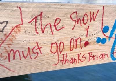 Messages de fans sur les barrières en face de la statue