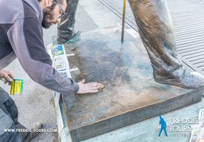 Restauration des plaques de la Statue de Freddie Mercury
