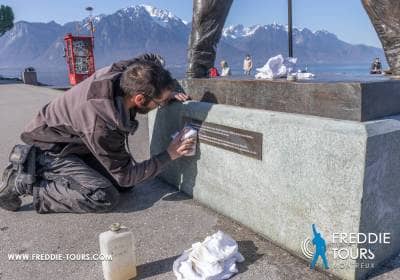 Restauration des plaques de la Statue de Freddie Mercury