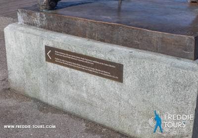 Restauration des plaques de la Statue de Freddie Mercury
