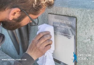 Restauration des plaques de la Statue de Freddie Mercury