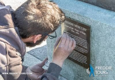 Restauration des plaques de la Statue de Freddie Mercury