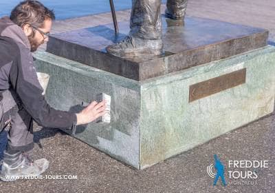 Restauration des plaques de la Statue de Freddie Mercury